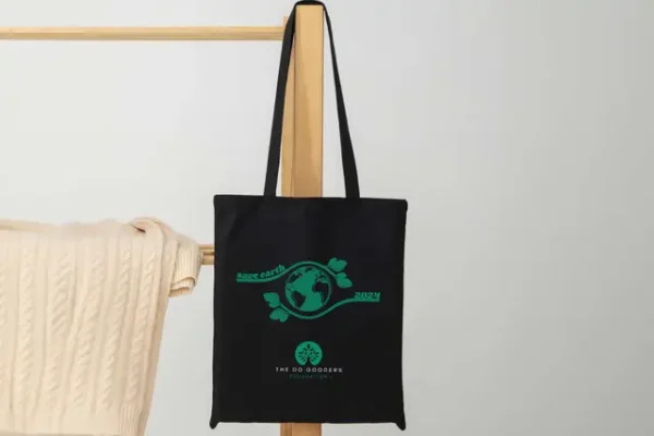 TE A Black Tote Bags